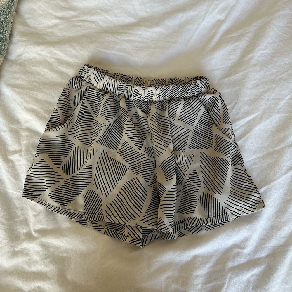 Patterned flowey short